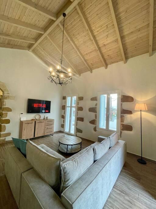Villa Eftychia Serene Getaway With Hot Tub In A Quiet Location Kíssamos Exterior foto
